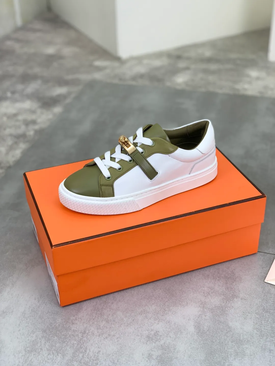 Men's men's shoes 💰P640 New Hermes top version Hermès classic couple style #𝐊𝐞𝐥𝐥𝐲 buckle casual white shoes skateboard shoes that will not conflict with shoes at all. Full of unknowns, Hermès rarely produces flat casual shoes and they are paired with classic palladium-plated Kelly shoe buckles! You'll fall in love with it at first sight. It's super versatile and can be worn with any skirt or pants. 🉑️Close your eyes and wear it. It's super noble. Fabric: Specific cowhide/canvas material. Lining: Sheepskin lining. Outsole: Original molded TPU outsole. Size: 35-45.